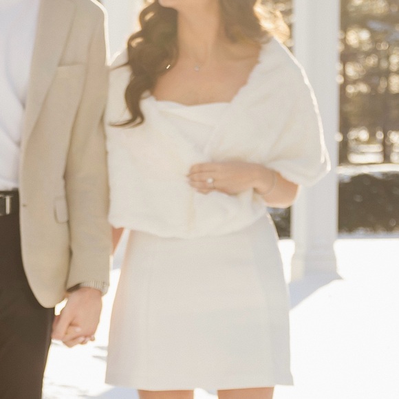 Elegant White Faux Fur Shawl - Picture 3 of 4